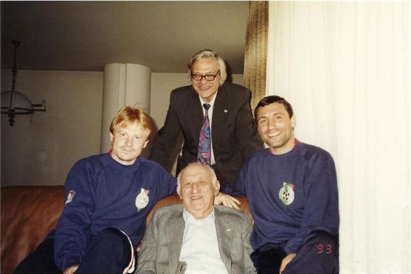 Футболистите Христо Стоичков (вдясно) и Илиян Киряков (вляво) гостуват в дома на Живков през 90-те години.