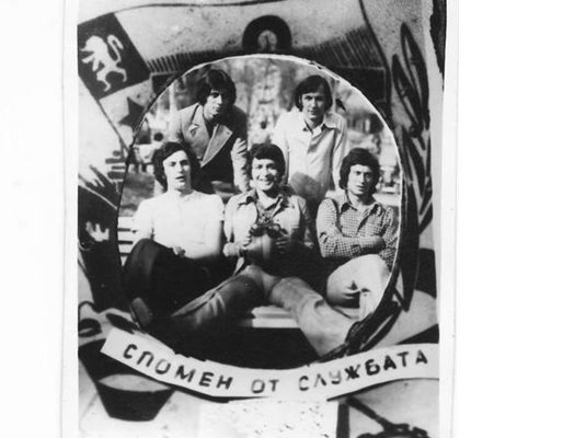 1974 г., седнали от ляво на дясно: Веселин Тодоров, Емил Димитров и Марсел Барух. Прави - Тенко Славов и Валди Тотев