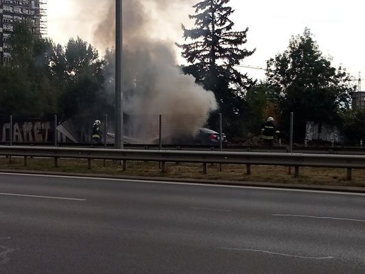 Кола се запали на столичния булевард "Цариградско шосе" Снимка: Facebook/Atanas Finkov