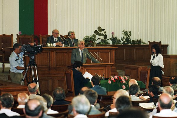 Гиньо Ганев на трибуната на Великото народно събрание.