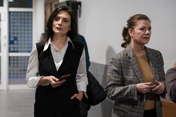 Актрисата се яви в съда с адвокатката си Светлана Петкова