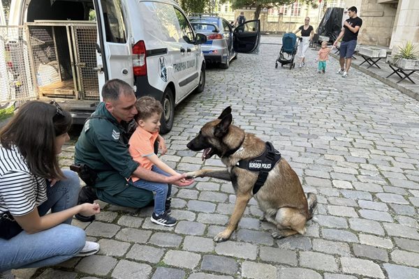 Служители на гранична полиция показаха на децата как кучетата помагат в работата им