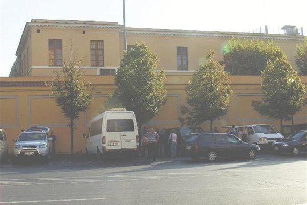 Имигранти пращат багажи по български коли и бусове всяка неделя до Централната римска гара.
