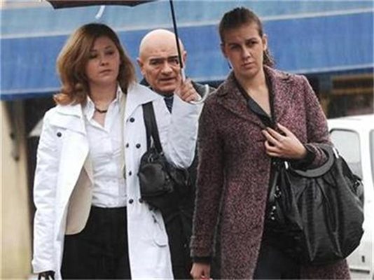 Спаска (вдясно) и адвокатът й (отзад) пристигат в съда в Гевгели вчера. СНИМКИ: ЙОРДАН СИМЕОНОВ, Архив "24 часа"
