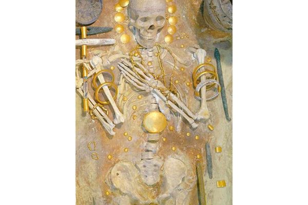 В световноизвестния Варненски халколитен некропол е открито най-старото обработено злато в света. 
СНИМКИ: "24 ЧАСА"