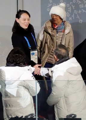 Ким Йо Чен се ръкува с южнокорейския президент по време на церемонията по откриването на олимпийските игри. Снимка РОЙТЕРС