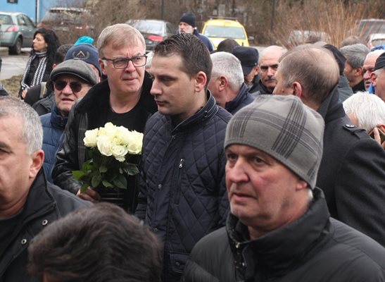 Наско Сираков чака реда си да се сбогува с Павел Панов.