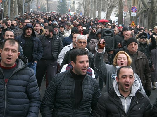 Шествието блокира възлов булевард в града.