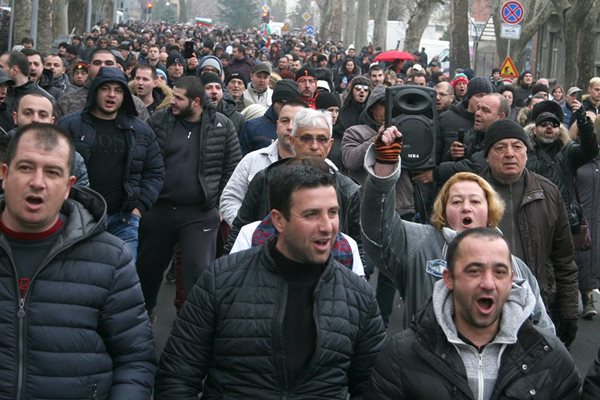 Шествието блокира възлов булевард в града.