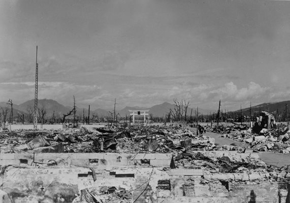 Архивни кадри от атомната бомбардирвка в Нагасаки. Снимки: Ройтерс 