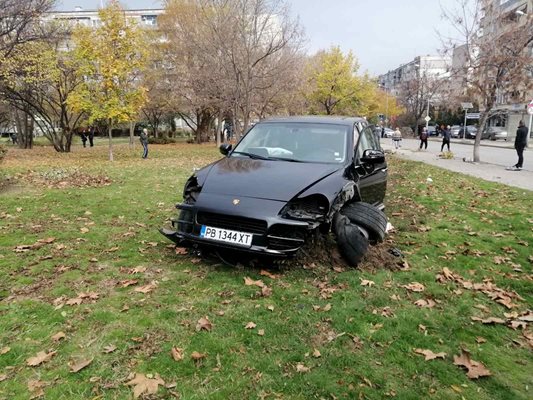 Шофьорът на джипа се е забил в дърво и е финиширал в парка, ,след което е избягал от колата
Снимка: Забелязано в Пловдив, Петър Ярчев