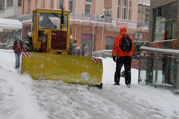 Ще се купува още техника за разчистването на улиците в Пловдив от снега.