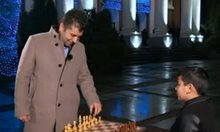 Кирил Петков честити на всички Новата година с партия шах с вундеркинд