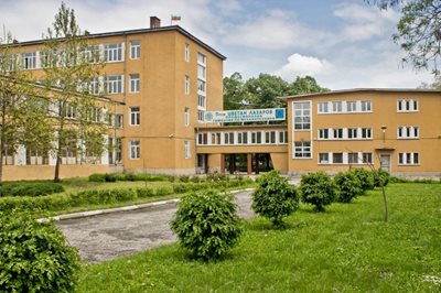 Учениците са изведени от сградата на училището. Снимка: Фейсбук / ПГМТ "Проф. Цветан Лазаров" - гр. Пловдив