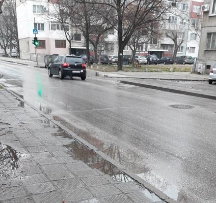 Водата по улица "Солунска" се оттече.