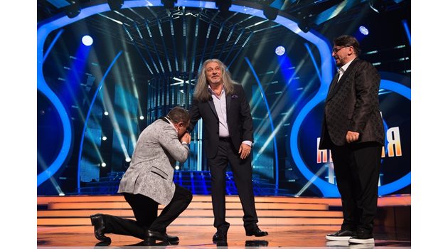 Водещият на шоуто Димитър Рачков целува ръка на продуцента си Магърдич Халваджиян под погледа на другия водещ Герасим Георгиев - Геро.