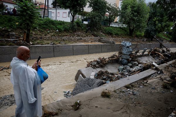 В гръцкия град Волос гиляди останаха без ток и питейна вода.
Снимка: Ройтерс