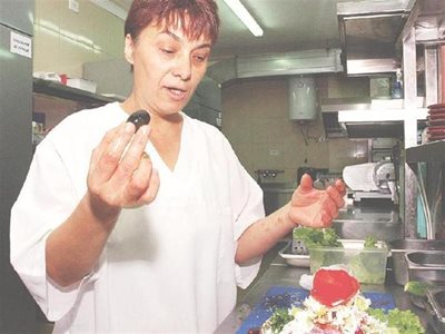 Шопската салата не може без маслина, категорична е Донка Георгиева.
СНИМКА: АТАНАС КЪНЕВ