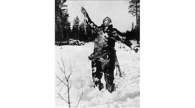 ЕМБЛЕМА: Изправен от финландците замръзнал съветски войник като предупреждение към нашествениците.