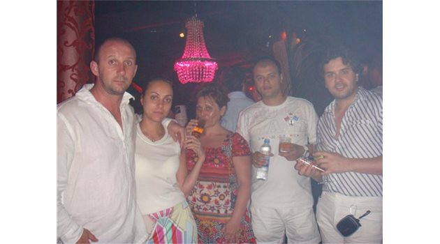 КОМПАНИЯ: Георги Владимиров-Фози (вляво), Ирена и приятели отдъхвали в Тайланд през миналата година.