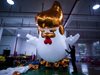Поредна гавра с Тръмп: Китайска фабрика създаде надуваеми пилета с неговия лик