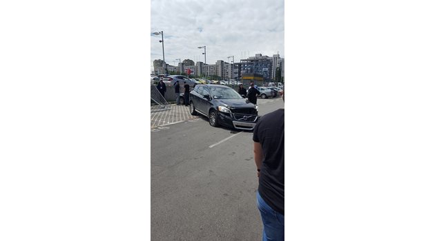 Кола полетя от паркинга на столичен мол. СНИМКИ: Фейсбук