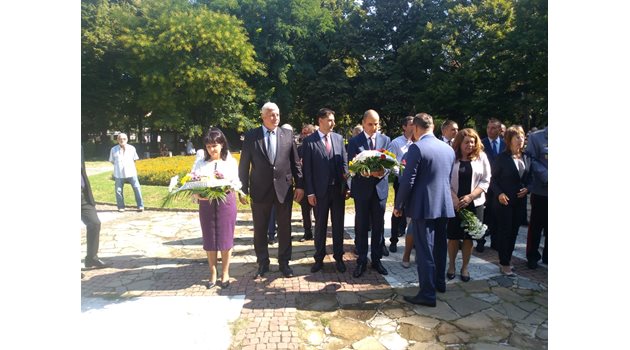 Цветя и венци бяха поднесени на паметника на Захари Стоянов в Дондуковата градина в Пловдив