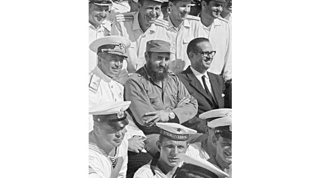 Фидел Кастро със съветски военнослужещи в базата