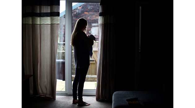 Жертвите на домашно насилие често трудно разпознават признаците на контролиращо поведение.