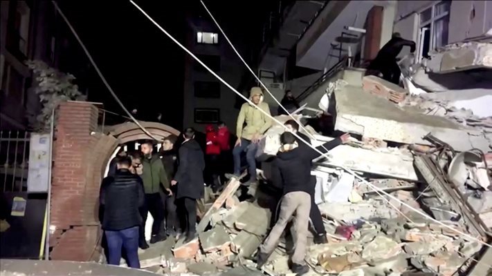 130  разрушени сгради и десетки ранени в епицентъра на земетресението в Турция с магнитуд 7,8 по скалата на Рихтер, което стана тази нощ.