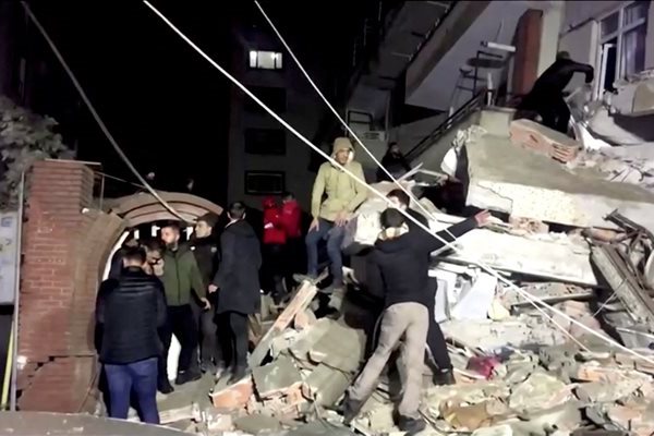130  разрушени сгради и десетки ранени в епицентъра на земетресението в Турция с магнитуд 7,8 по скалата на Рихтер, което стана тази нощ.