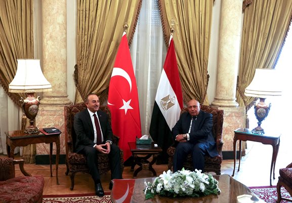 Министрите на външните работи на Египет и Турция Самех Шукри и Мевлют Чавушоглу са се споразумели за провеждането на среща на президентите на двете страни. СНИМКА: РОЙТЕРС