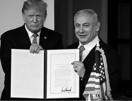 Бенямин Нетаняху и Доналд Тръмп позират със споразумението, което са подписали за Израел.