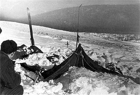 Следователи оглеждат затрупаната от снега палатка, където групата нощува за последно. Тя е разрязана отвътре навън.
СНИМКИ: АРХИВ