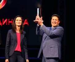 Арх. Пламен Мирянов получава отличието "Мениджър на 2017 г." от ръцете на еврокомисаря Мария Габриел.
