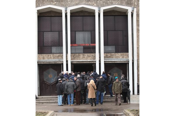 Ритуалната зала не успя да побере всички, дошли за поклонението пред Павел Панов. В продължение на един час чакащите отвън се увеличаваха и увеличаваха.
