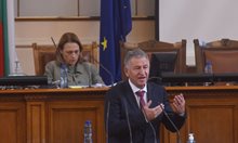 Министър Стойчо Кацаров: Ситуацията е под контрол, заети са 1/3 от леглата