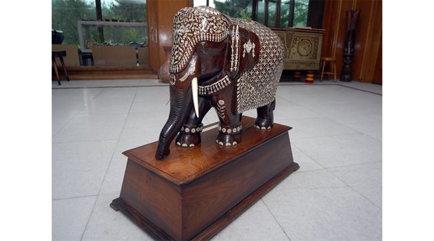 ЕКЗОТИКА: Дървената фигура на слон е част от подаръците от Индира Ганди