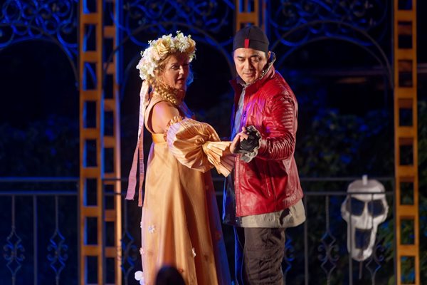 Мария Павлова е в ролята на Жулието, а Ромео играе венецуелският тенор Рейналдо Дроз 

Снимка: Дължавна опера - Варна