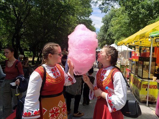 Василка Тягова и Ербу Чинчинова от Куклен се хвърлиха на захарния памук. Снимки и видео: Авторът