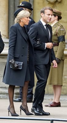 Френският президент Еманюел Макрон и съпругата му Брижит по време на погребението.