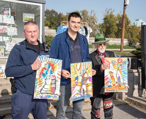 Владимир Николов между полицай и художника Иван Яхнаджиев - с картини, рисувани от Яхнаджиев и деца