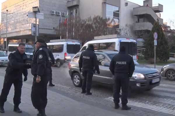 Полиция охранява сградата на общинския съвет в Пловдив.