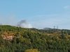 Пожар гори в труднодостъпна местност над Нови Искър (Видео)