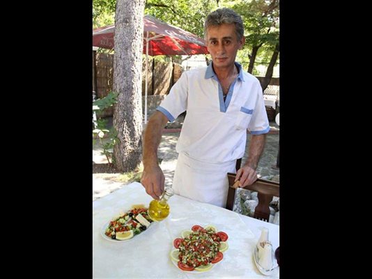 Хамди - главният готвач на столичния турски ресторант "Софра", прави два вида чобан салата. Едната е с едро нарязани зеленчуци, а другата е на по-ситно и се нарича "салата за лъжица". Но и двете са досущ като шопската, само дето в тях липсва сирене.
СНИМКИ: КРИСТИНА ЦВЕТКОВА