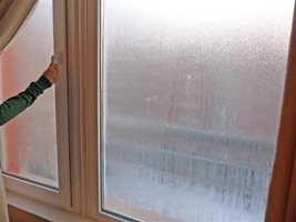 Често стъклата на прозорците в новите сгради, където масово се монтира ПВЦ дограма, са изпотени през зимата. 
СНИМКА: СОФИЯ ТЕРЗИЙСКА