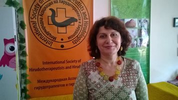 Прочута лекарка от Казахстан гони болестите с пиявици