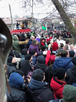 Хиляди окупираха бреговете на Тунджа да наблюдават ритуала. Снимки: Мирослав Ченков