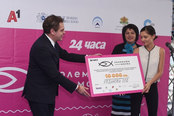 Министър Лъчезар Борисов даде голямата награда на Славена и Дарина Родинови