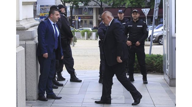 Лидерът на ГЕРБ Бойко  Борисов влиза в парламента за вчерашното заседание.
